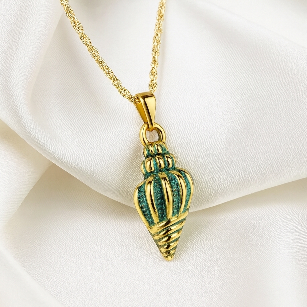 Gold & Green Conch Shell Pendant Necklace – Ocean-Inspired Elegant Women Jewelry